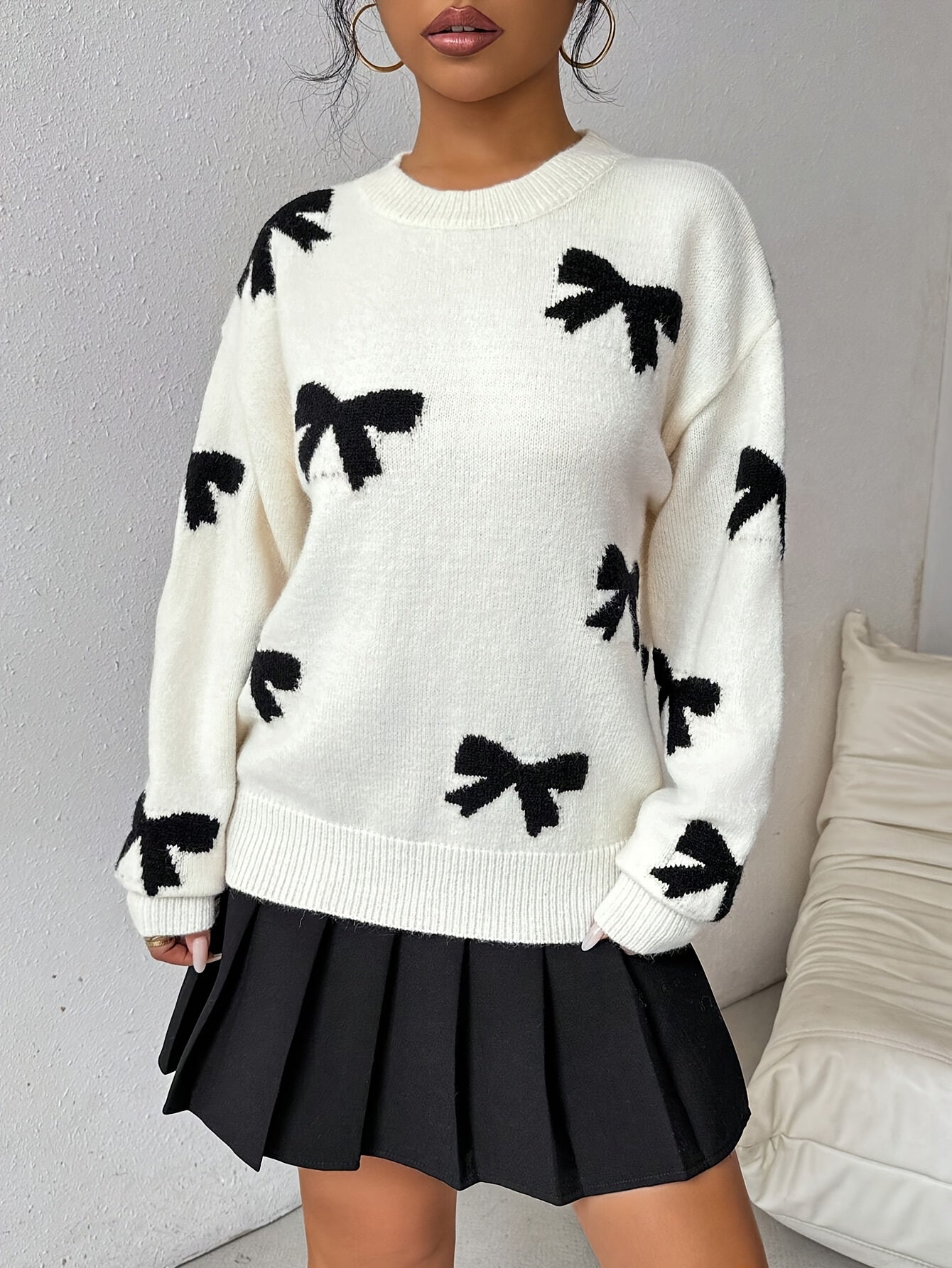 Knitted sweater with bows