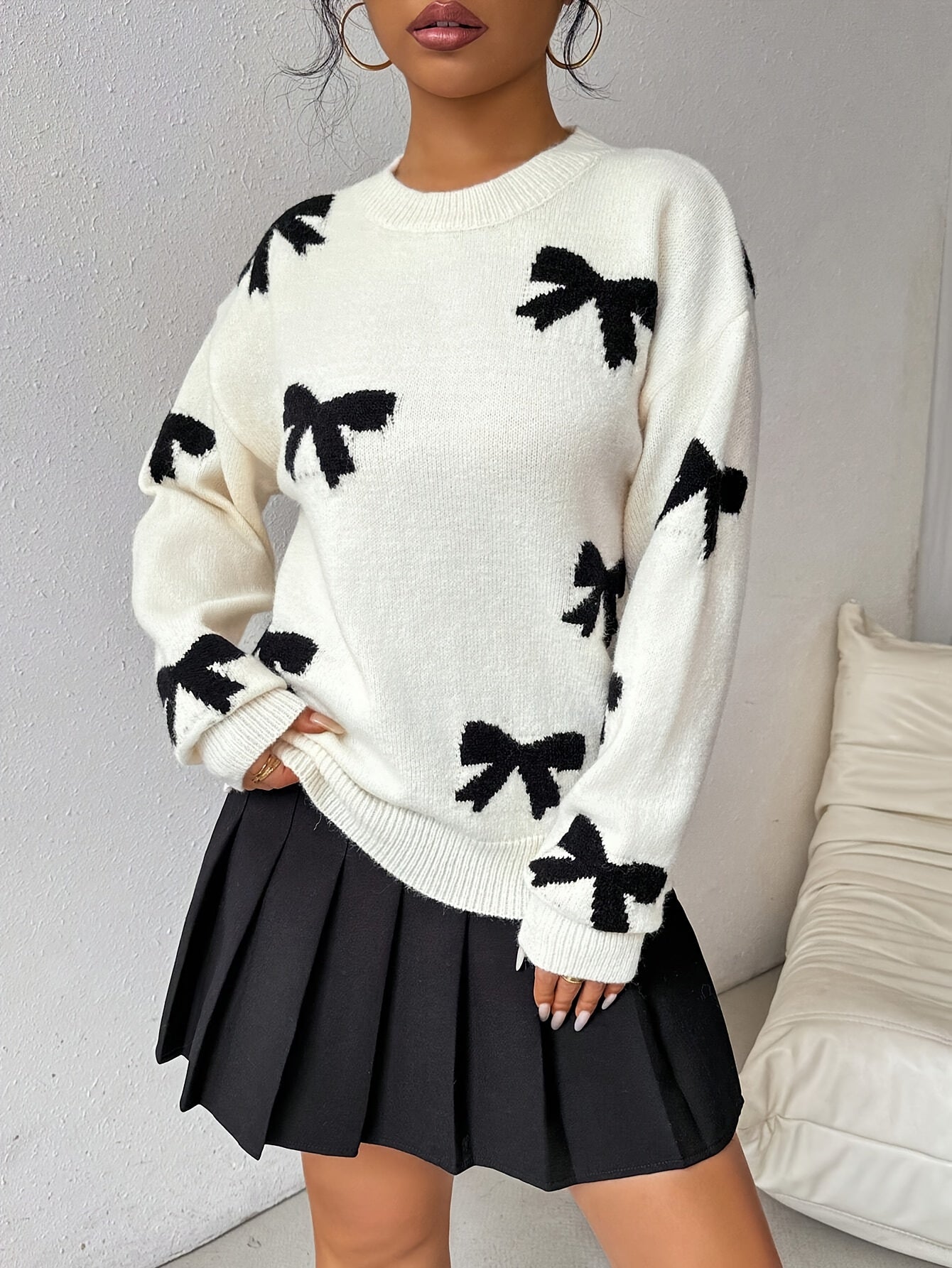 Knitted sweater with bows